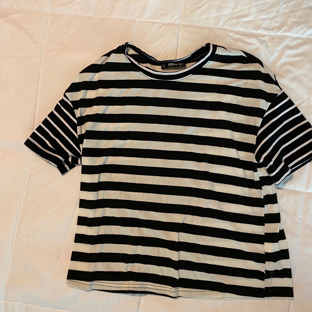 black and white striped top🖤🤍